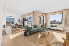 Penthouse with Patio Walk to Downtown 3 Bedrooms 5 Beds